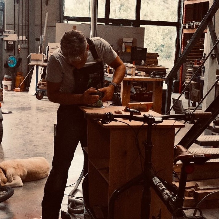 Quentin Jacobs dans son atelier de menuiserie